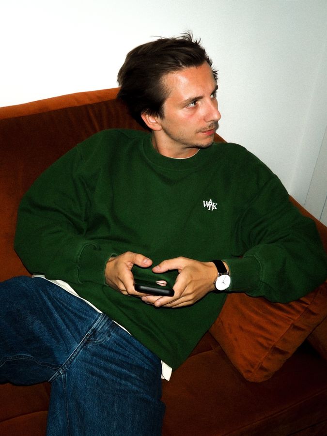 Pierre, en pull vert