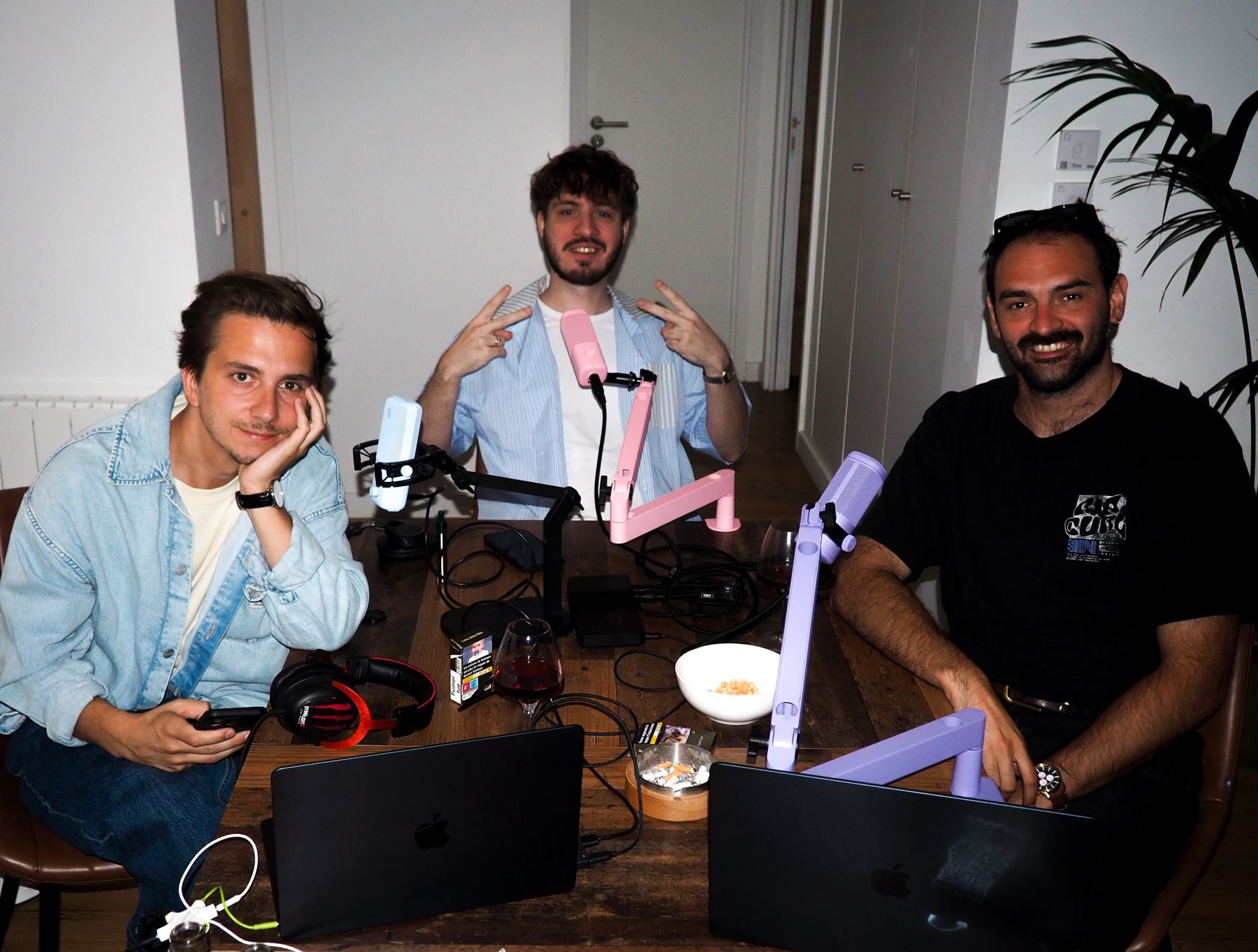 Terracid, Pierre et Vincent autour de la table du podcast, micros en main